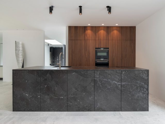 stijlvolle keuken met donker kookeiland