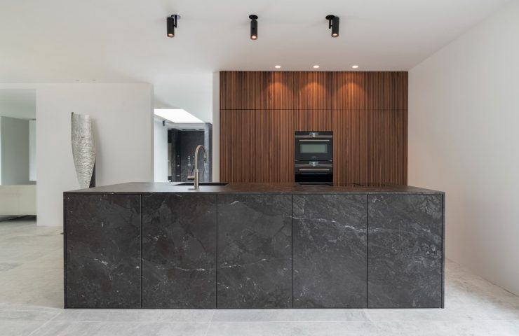 stijlvolle keuken met donker kookeiland