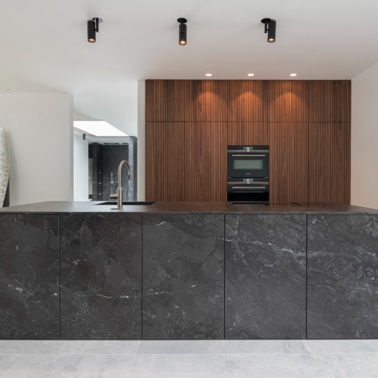 stijlvolle keuken met donker kookeiland