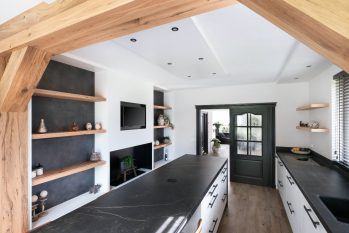 tijdloze keuken met houten accenten
