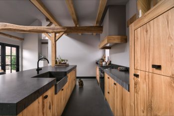 houten keuken met landelijke details