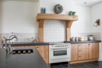 landelijke keuken met tegeltjes
