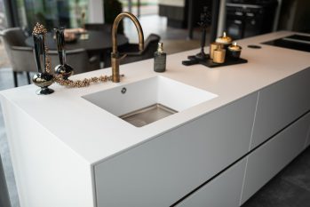 bronzen kraan met licht kookeiland