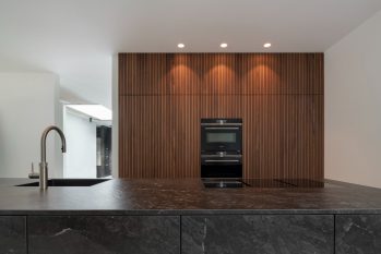 stijlvolle keuken met houten kastenwand