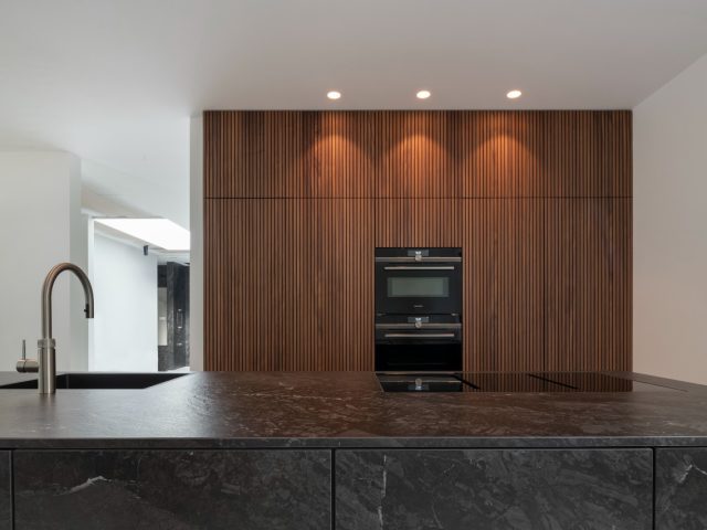 stijlvolle keuken met houten kastenwand
