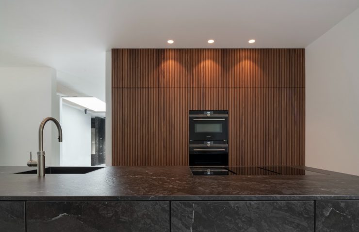 stijlvolle keuken met houten kastenwand