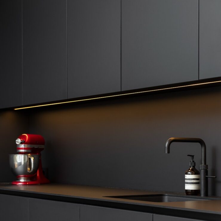 Moderne mat zwarte Mereno keuken met RVS eiland