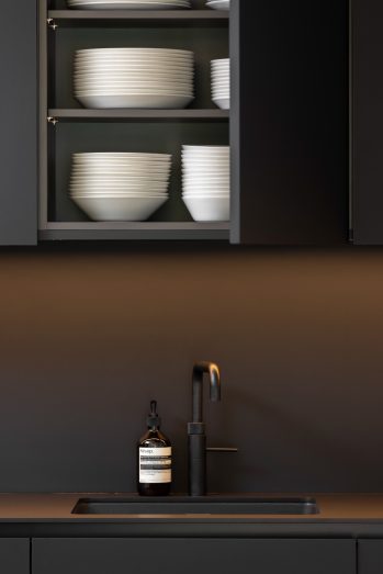 Moderne mat zwarte Mereno keuken met RVS eiland