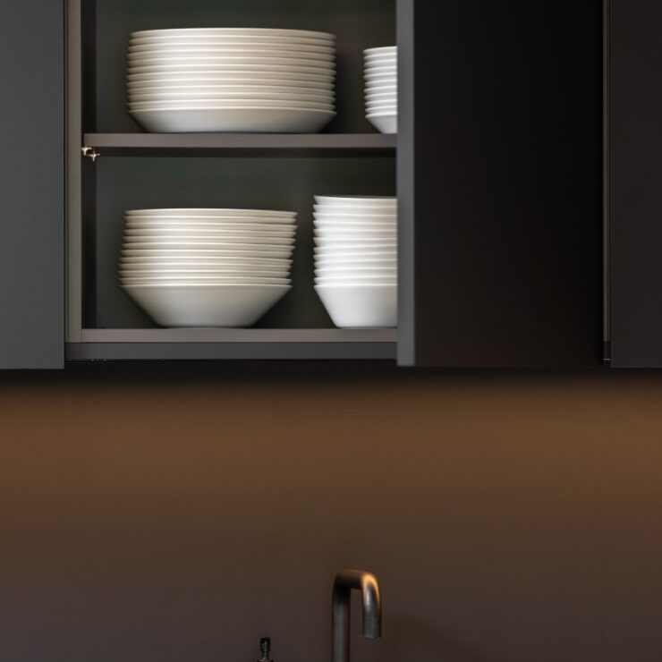 Moderne mat zwarte Mereno keuken met RVS eiland