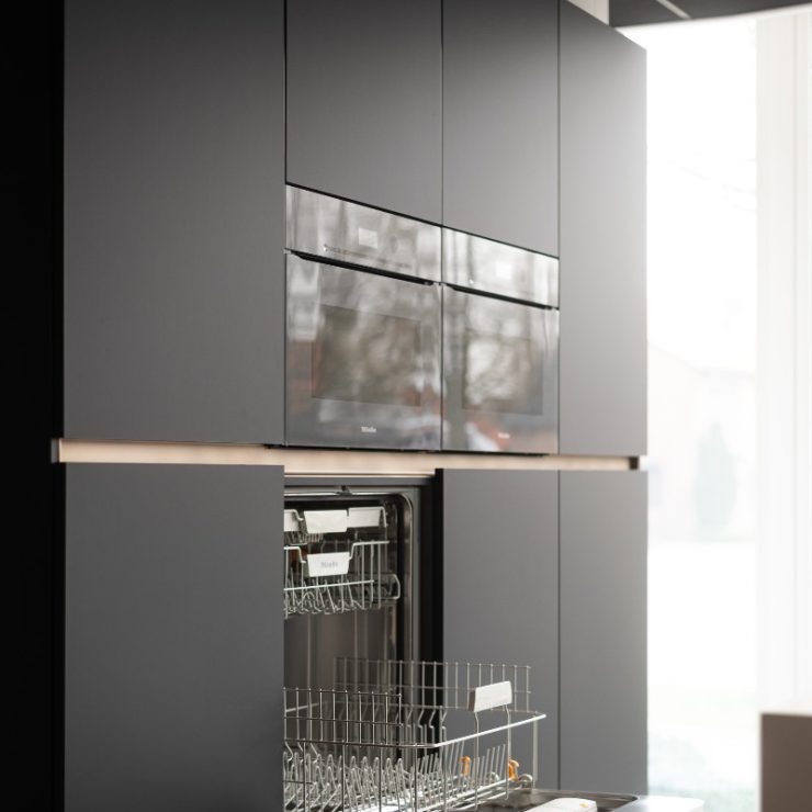 moderne keuken met bronzen accenten