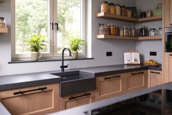 Landelijke keuken met stenen wasbak
