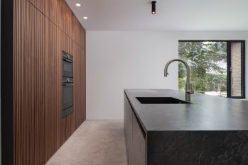 Luxueuze keuken met houten kastenwand