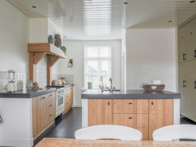 Landelijke keuken met olijfgroene kastenwand