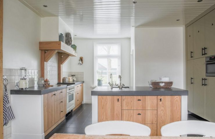 Landelijke keuken met olijfgroene kastenwand