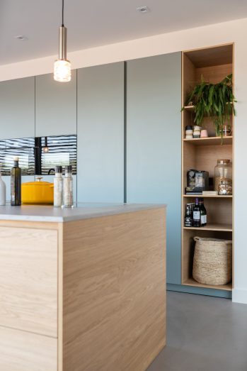 kastenwand in unieke kleur met kookeiland