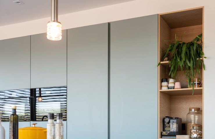 kastenwand in unieke kleur met kookeiland