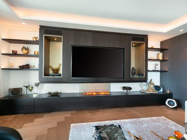 luxueus TV-meubel met sfeervolle haard
