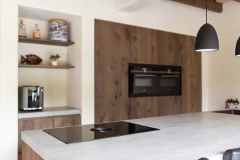 tijdloze keuken met wit blad en Sienna fineer