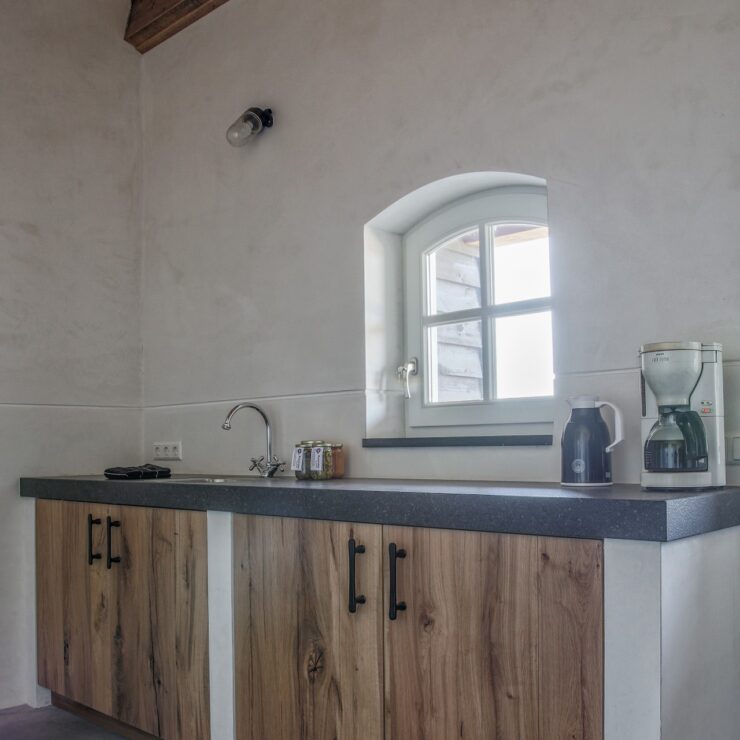 Bijkeuken met houten fronten