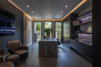 chique werkruimte met kastenwand en wandschappen