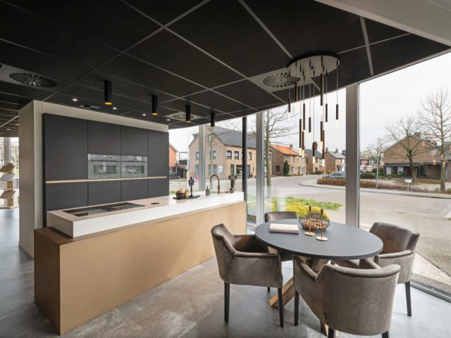 Moderne keuken met kookeiland