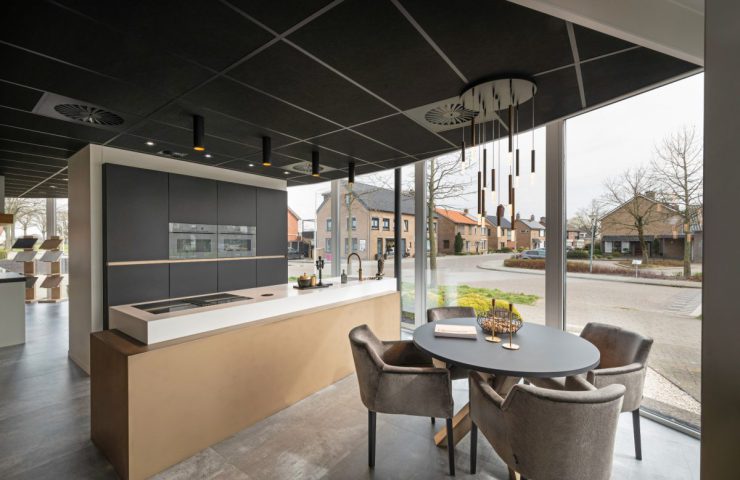 Moderne keuken met kookeiland