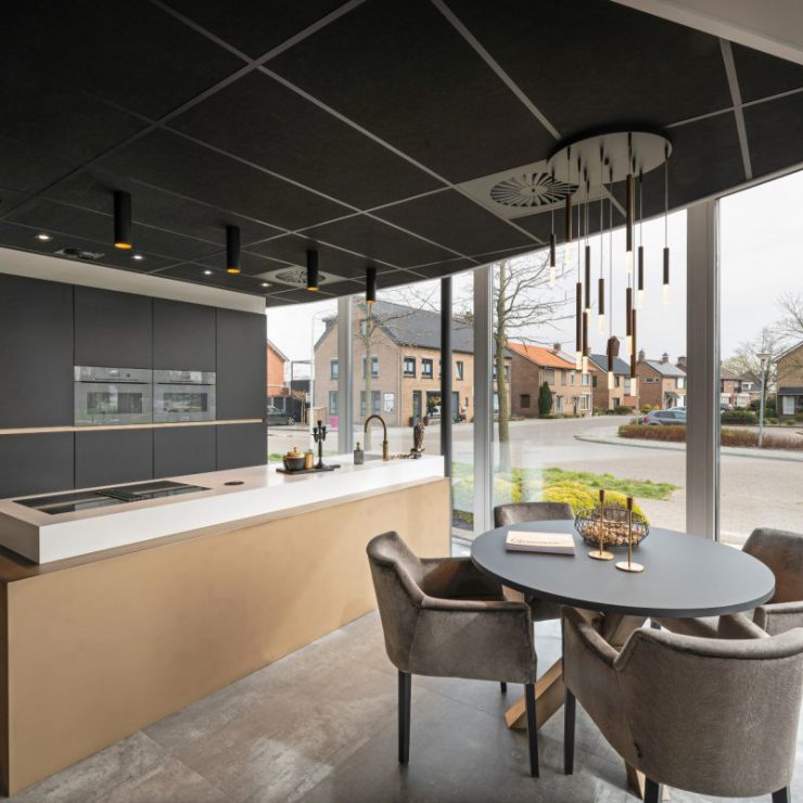 Moderne keuken met kookeiland