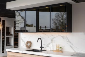 maatwerk keuken met glazen kastjes