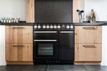 landelijke keuken met gasfornuis