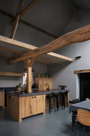 robuuste keuken met houten balken