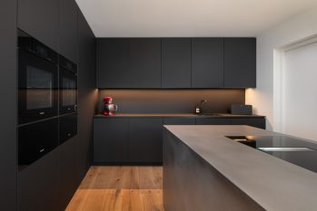 kookeiland met zwarte kastenwand