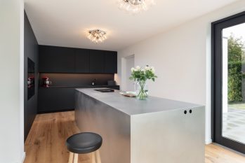 kookeiland met zwarte kastenwand