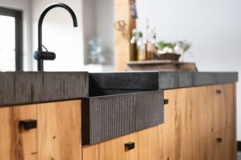 robuuste wasbak met houten fronten