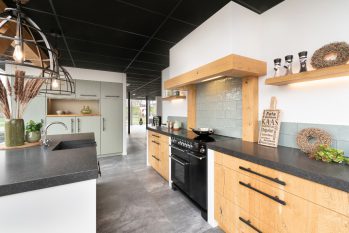 Landelijke keuken met groene kastenwand