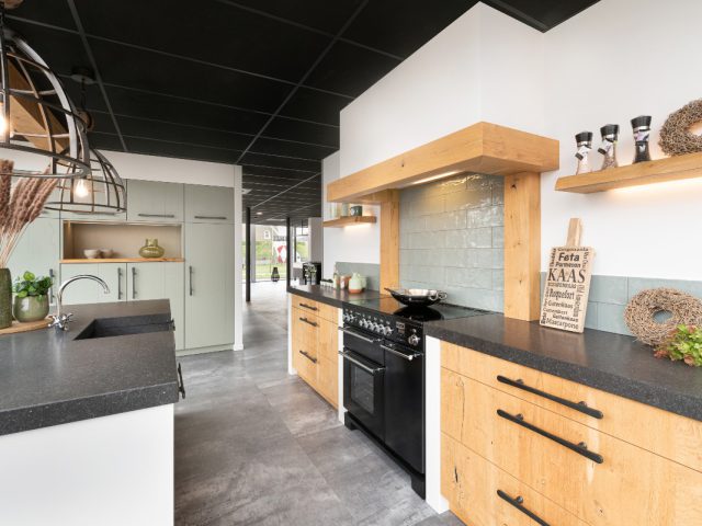 Landelijke keuken met groene kastenwand