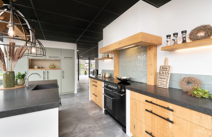 Landelijke keuken met groene kastenwand
