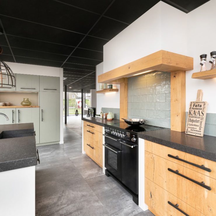 Landelijke keuken met groene kastenwand