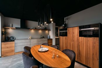 Noten fineer keuken met RVS werkblad