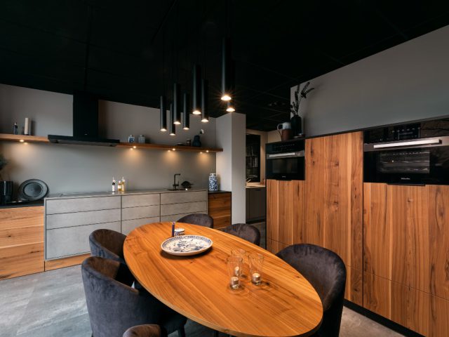 Noten fineer keuken met RVS werkblad