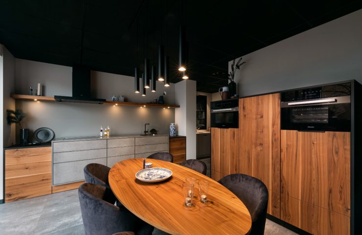 Noten fineer keuken met RVS werkblad