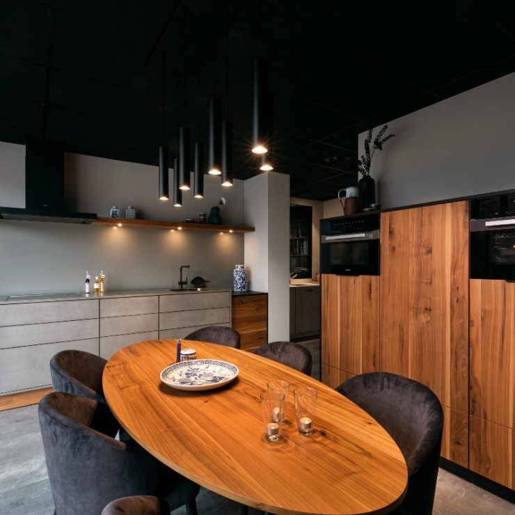 Noten fineer keuken met RVS werkblad