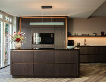 Warme leefkeuken met sfeervolle verlichting