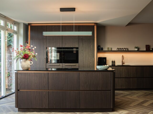 Warme leefkeuken met sfeervolle verlichting