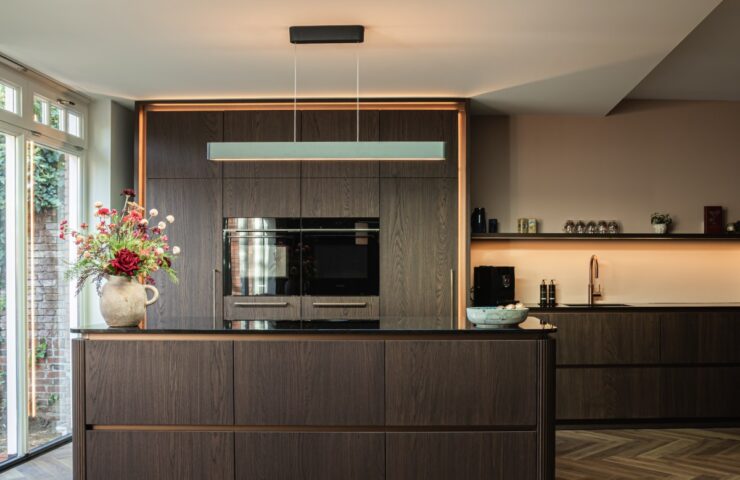 Warme leefkeuken met sfeervolle verlichting