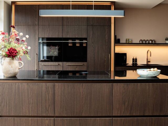 Warme keuken met sfeerverlichting