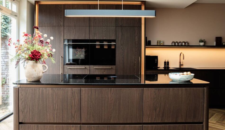 Warme keuken met sfeerverlichting
