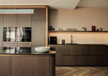 ruime leefkeuken met warm eiken fineer