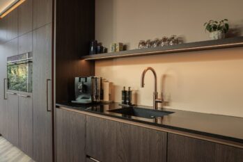 Ruime leefkeuken met sfeervolle verlichting