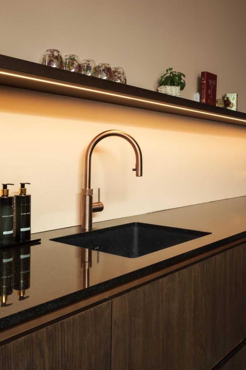 Close-up spoelbak met sfeervolle verlichting