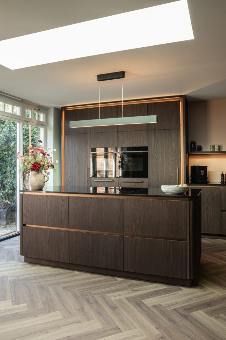 Ruime leefkeuken met sfeervolle verlichting